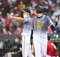 　７回、選手交代を告げる阪神・矢野監督（右は西勇）＝マツダスタジアム（撮影・北村雅宏）
