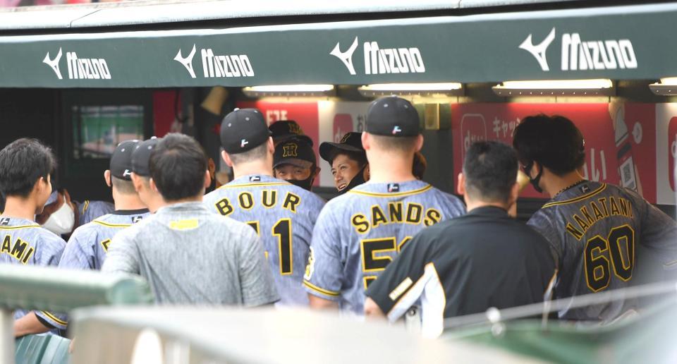 　試合前、声出しする阪神・坂本（奥中央）＝マツダスタジアム（撮影・北村雅宏）