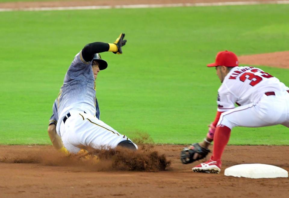 　４回、二盗に失敗する阪神・糸井（左）＝マツダスタジアム（撮影・田中太一）