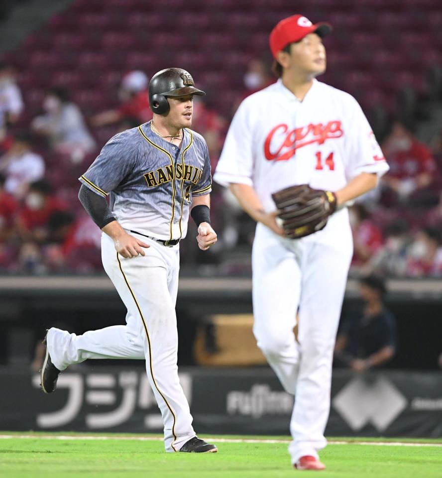 　４回、中飛に倒れ、ベンチに戻る阪神・ボーア（奥）＝マツダスタジアム（撮影・北村雅宏）
