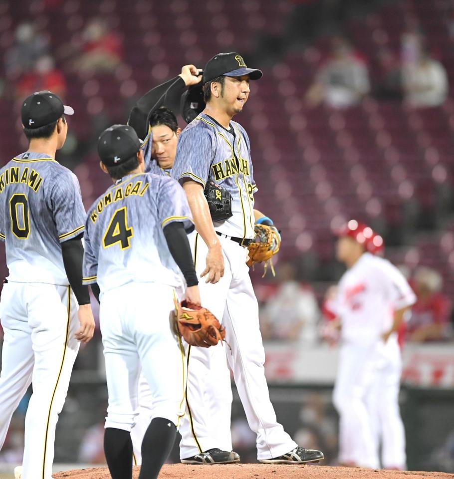 　７回、勝ち越し打を浴び、マウンド上で悔しがる阪神・藤川（中央）＝マツダスタジアム（撮影・北村雅宏）