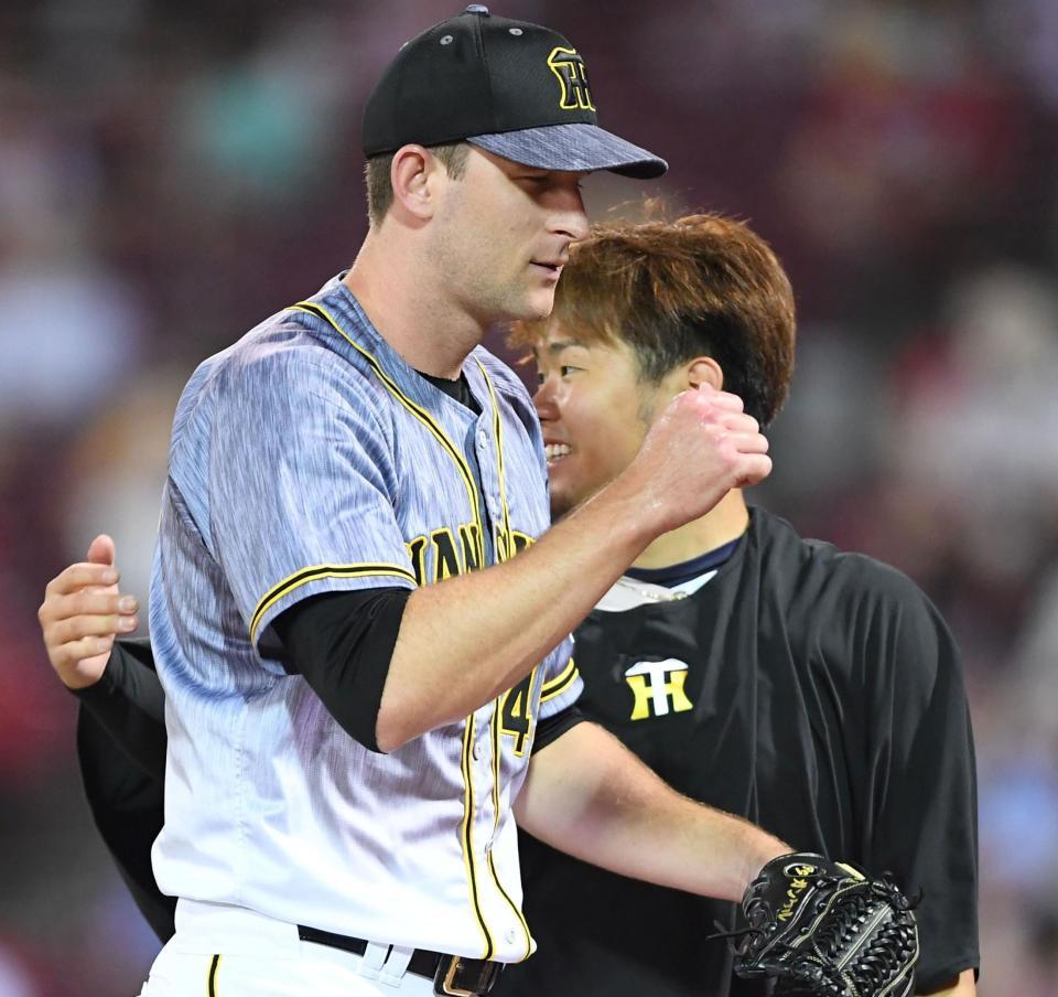 　８回、三者凡退に抑え、西勇（奥）に迎えられる阪神・ガンケル＝マツダスタジアム（撮影・北村雅宏）