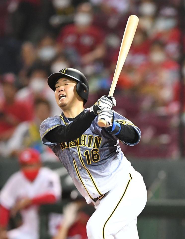 　５回、好機で空振り三振に倒れる阪神・西勇＝マツダスタジアム（撮影・北村雅宏）