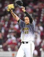４回、汗を拭おうと両手を挙げる阪神・秋山拓巳＝マツダスタジアム（撮影・北村雅宏）