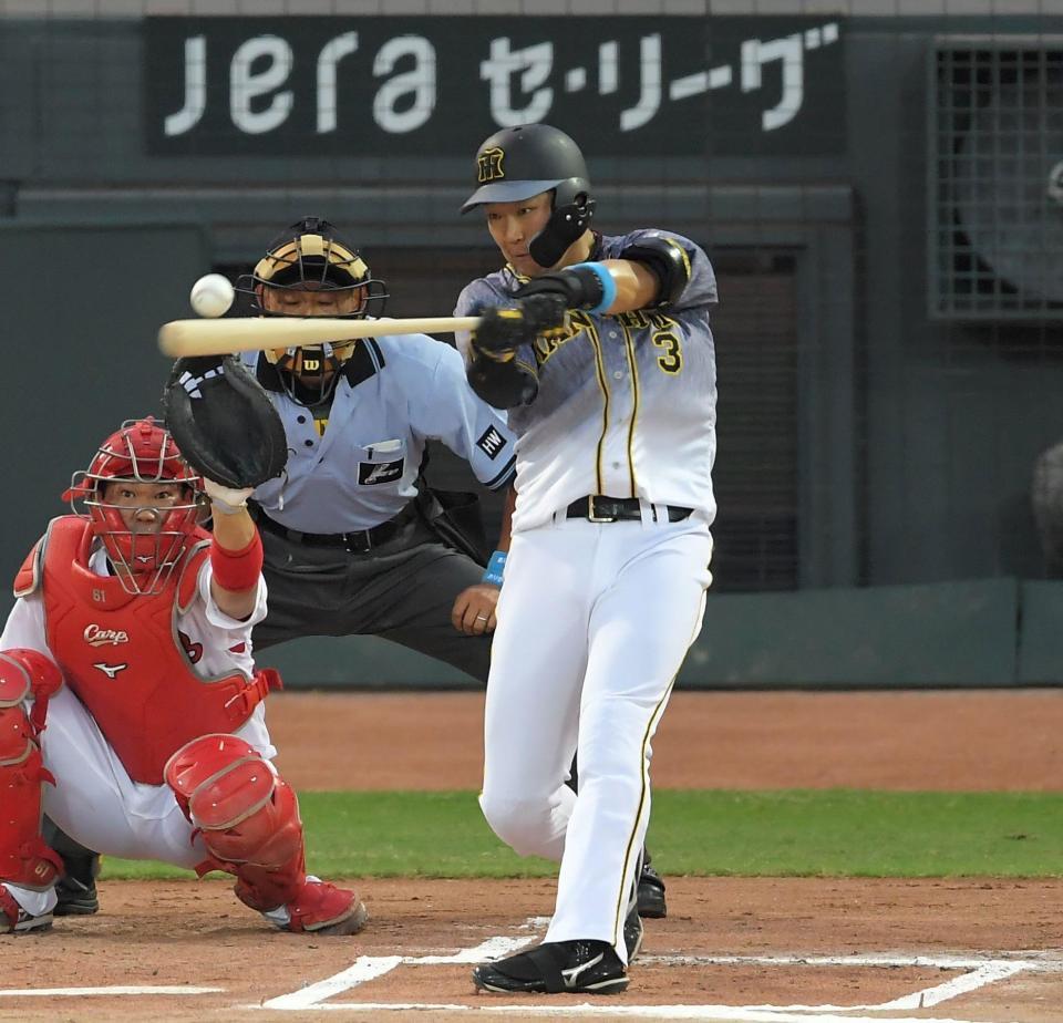 　２回、左中間へ二塁打を放つ阪神・大山（撮影・田中太一）