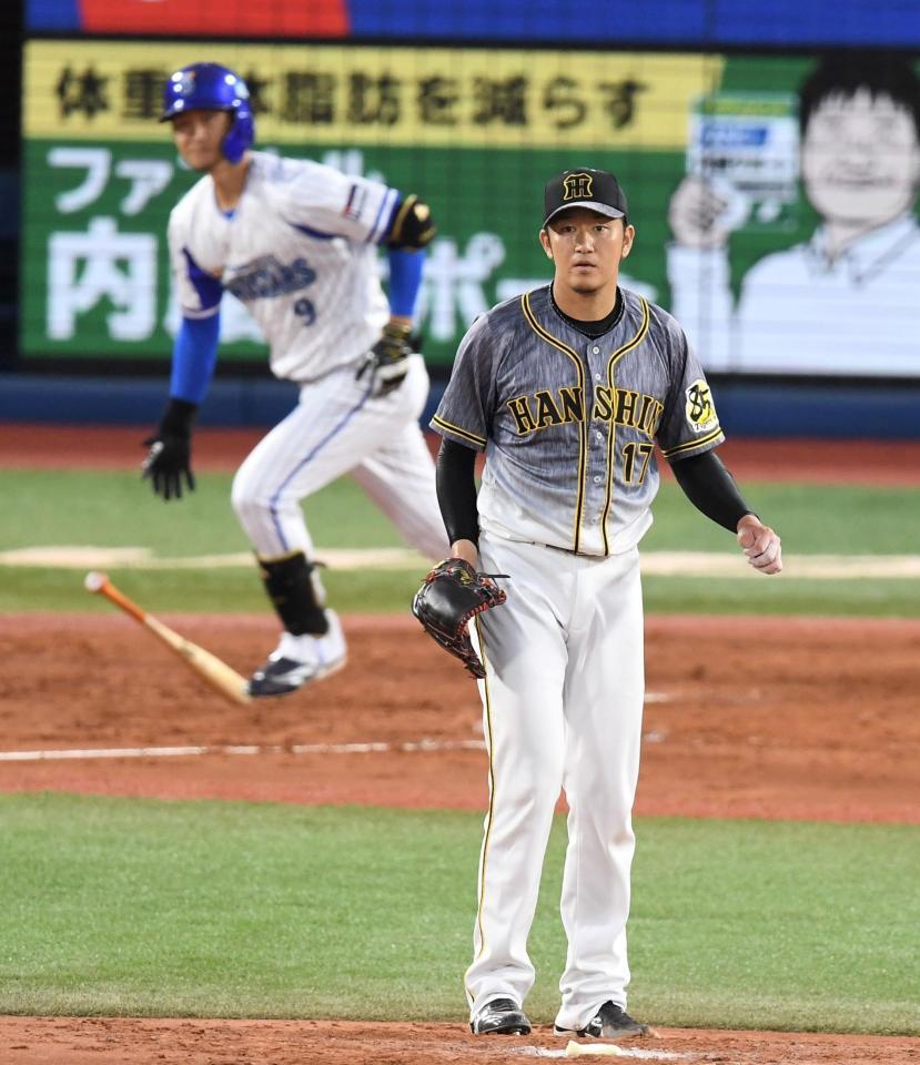 　２回、大和に同点適時打を浴びる阪神・岩貞＝横浜スタジアム（撮影・中田匡峻）