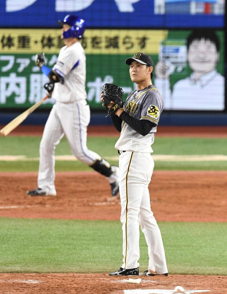 　５回、大和（後方）に押し出し四球を与えた阪神・望月（撮影・中田匡峻）