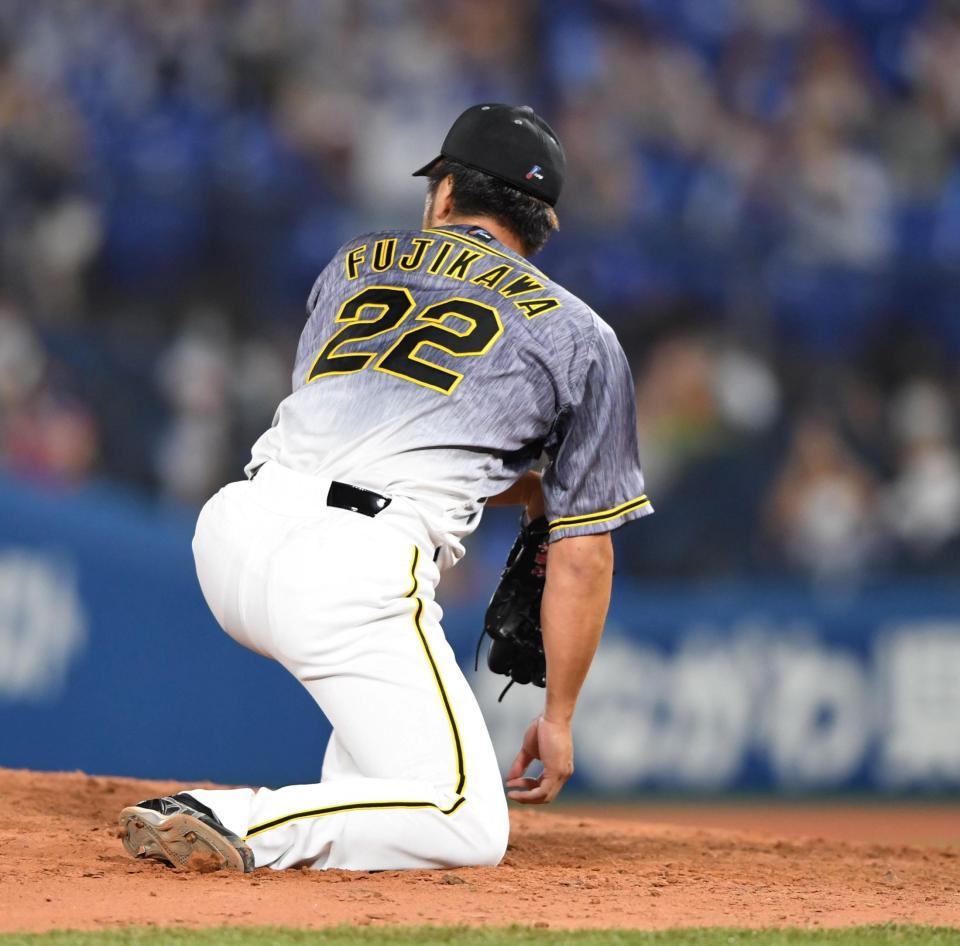 　８回、宮崎にタイムリーを打たれ打球を見つめる阪神・藤川＝横浜スタジアム（撮影・飯室逸平）