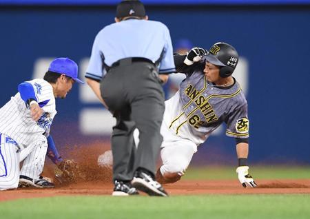 ５回、二盗を狙うもアウトになる阪神・植田海＝横浜スタジアム（撮影・飯室逸平）
