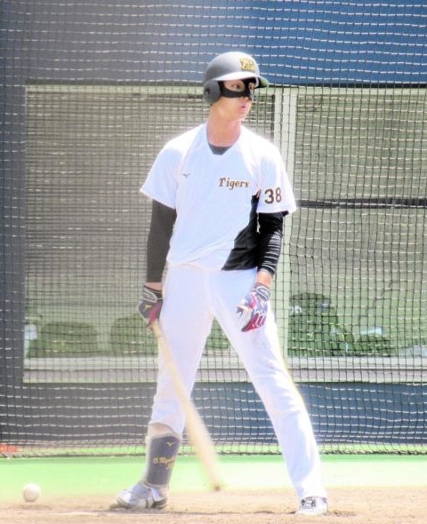 鼻骨骨折の小幡が 鳥谷仕様フェースガード で試合前に打撃練習 阪神タイガース デイリースポーツ Online 鼻骨骨折の小幡が 鳥谷仕様フェースガード で試合前に打撃練習 阪神タイガース デイリースポーツ Online