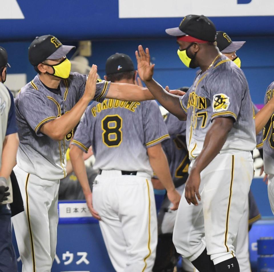 お互いに黄色いマスク。今季初勝利のガルシア（右）をねぎらう矢野監督（撮影・金田祐二）