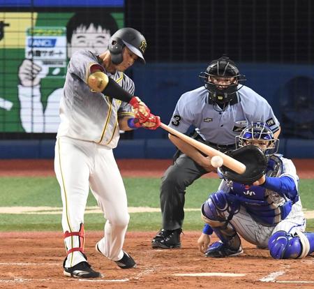 ２回阪神無死二塁、適時打を放つ阪神・木浪聖也＝横浜スタジアム（撮影・中田匡峻）