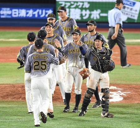 ＤｅＮＡに勝利し、ナインとタッチを交わす阪神・梅野隆太郎（手前右）＝横浜スタジアム（撮影・中田匡峻）