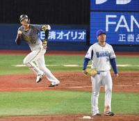 ４回、ＤｅＮＡ・浜口遥大（右）から逆転３ランを放つ阪神・中谷将大＝横浜スタジアム（撮影・中田匡峻）