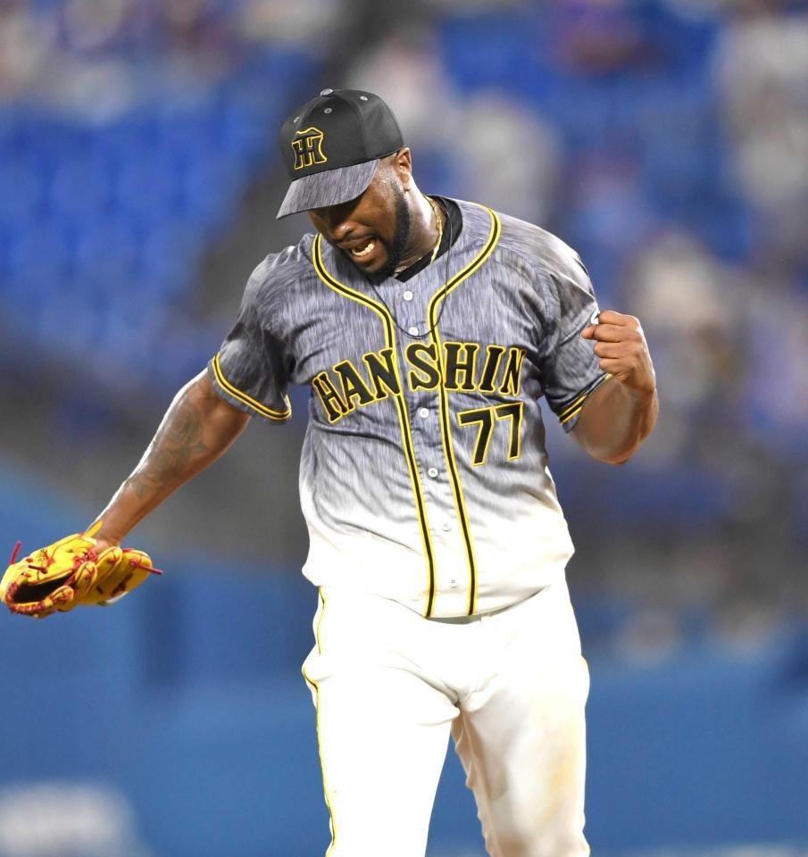 　７回、桑原を遊ゴロに斬り、ガッツポーズするガルシア