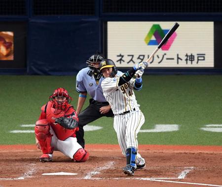 　５回、阪神・梅野隆太郎は右前打を放つ＝京セラドーム大阪（撮影・山口登）