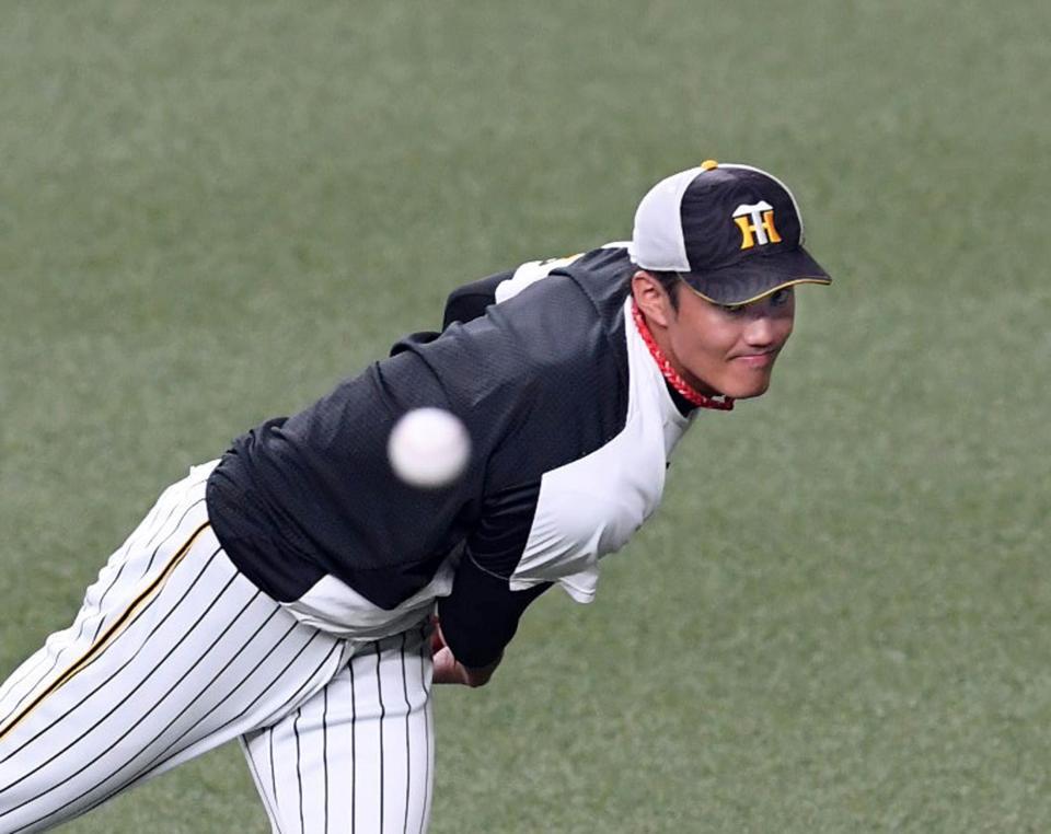 　キャッチボールする藤浪（撮影・山口登）