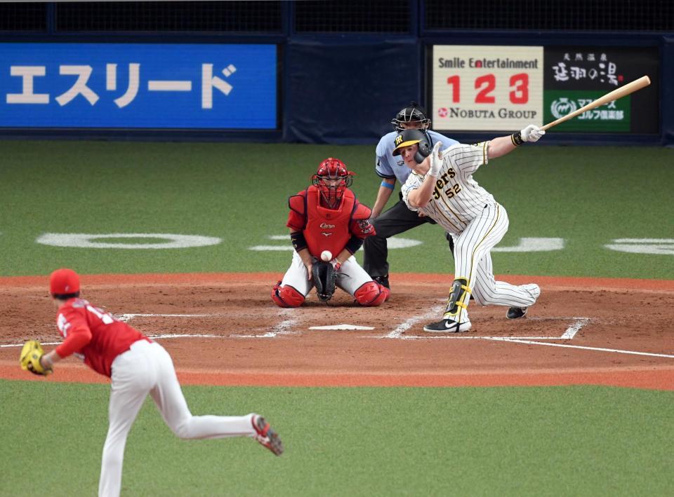 ４回阪神２死、阪神ジェリー・サンズは空振り三振に倒れる（投手　広島・森下暢仁、捕手　広島・坂倉将吾）＝京セラドーム大阪（撮影・山口登）
