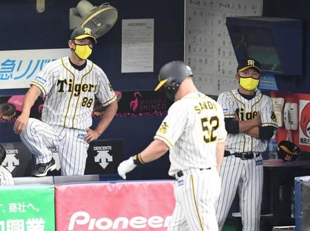 　７回、サンズが三振に倒れ、ベンチの矢野監督（左）は厳しい表情を見せる（撮影・山口登）