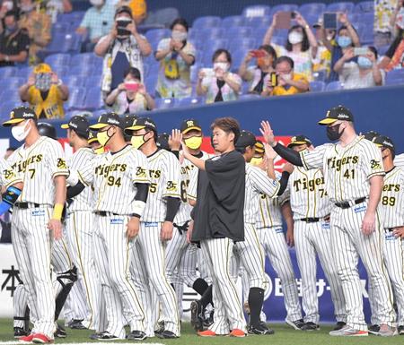 広島に勝利し、仲間とエアタッチを交わす阪神・西勇（中央）（撮影・高部洋祐）