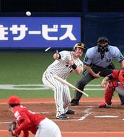 １回阪神２死三塁、阪神・ボーアはバットを折りながらも右前に適時打を放つ（撮影・山口登）