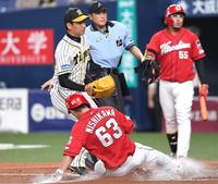 ８回、ワイルドピッチで広島・西川に同点の生還を許す阪神・岩崎＝京セラドーム（撮影・飯室逸平）