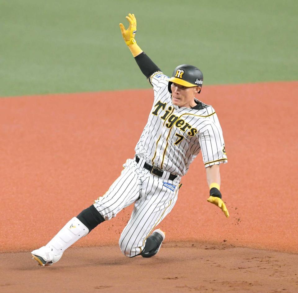 　１回、三塁打を放ちスライディングする糸井