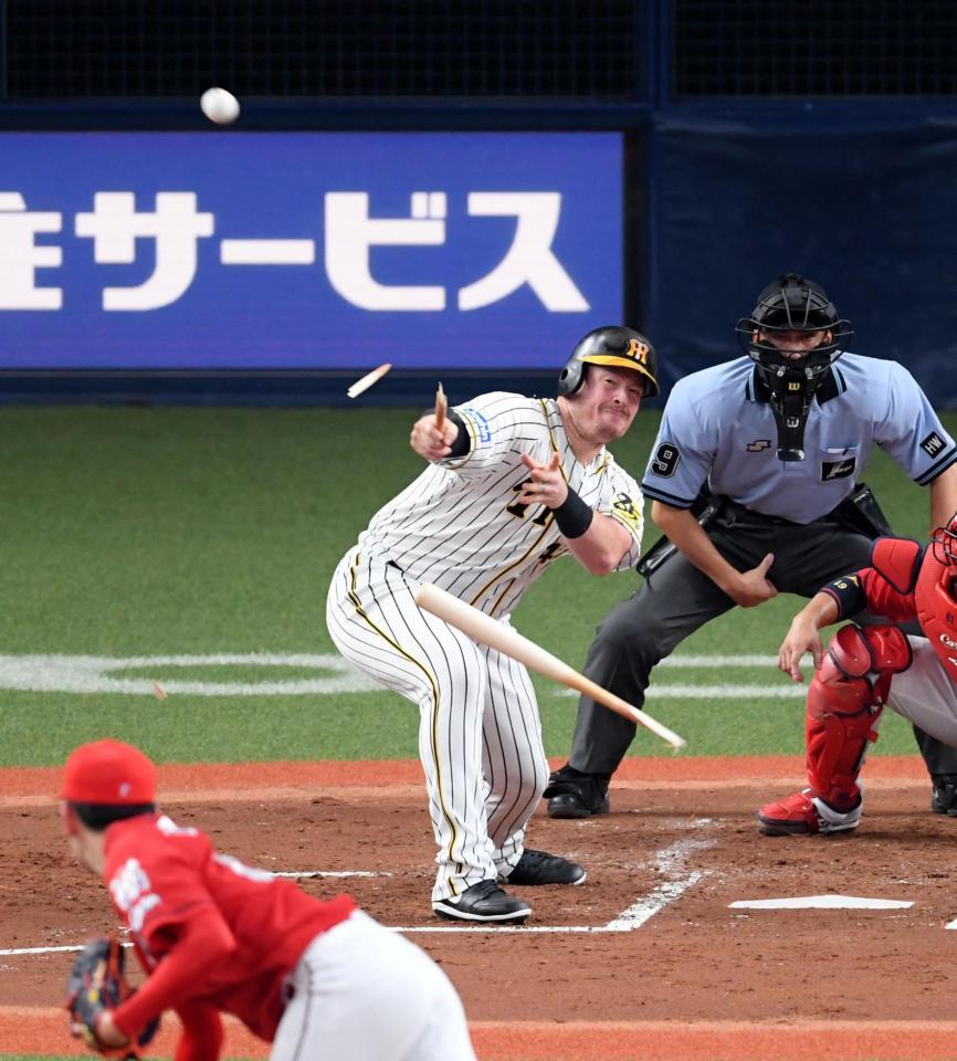 １回阪神２死三塁、阪神・ボーアはバットを折りながらも右前に適時打を放つ（撮影・山口登）