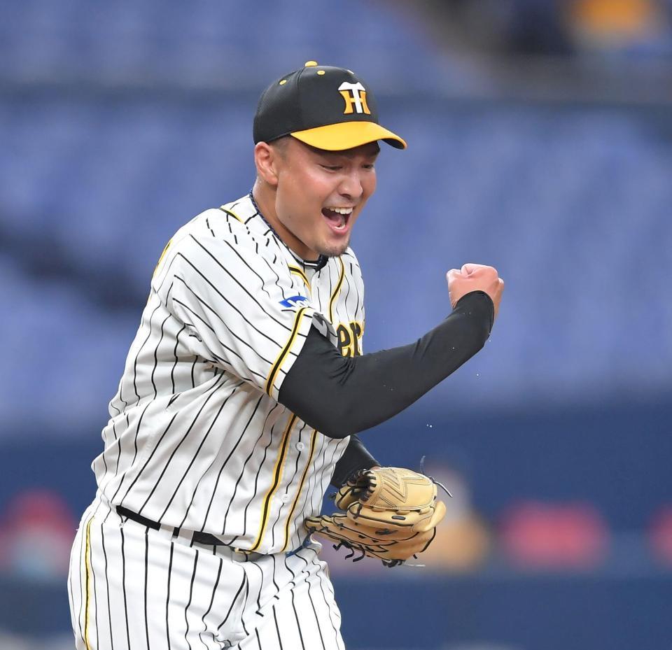 １回広島２死満塁、広島・堂林を三振に仕留めガッツポーズを繰り出す阪神・秋山（撮影・田中太一）