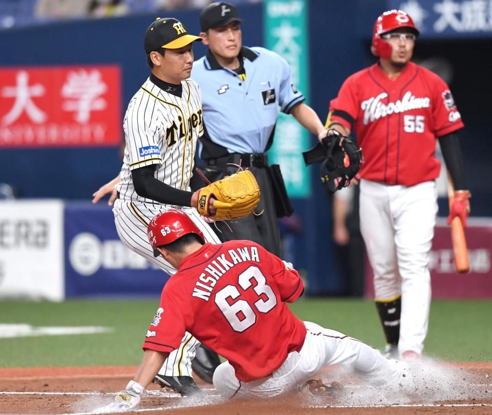 ８回、ワイルドピッチで広島・西川に同点の生還を許す阪神・岩崎＝京セラドーム（撮影・飯室逸平）