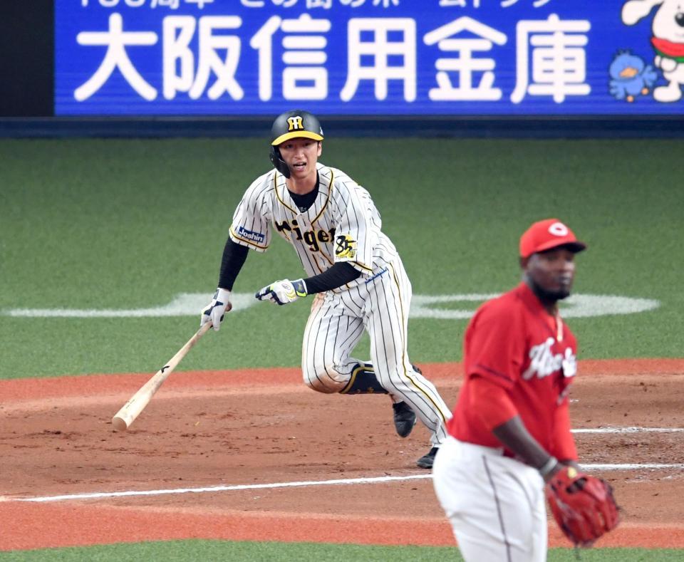 １０回阪神１死、阪神・近本は遊直に倒れる＝京セラドーム大阪（撮影・山口登）