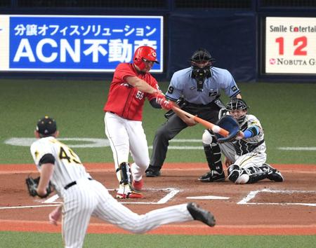 　６回、ガンケルが松山に適時打を打たれた場面。「前進守備を敷いていれば配球も変わったはず」と岡田氏は指摘する