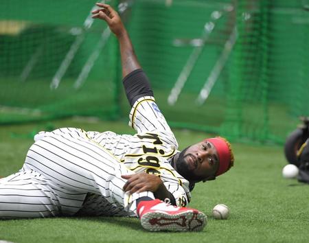 　入念にストレッチをするガルシア（撮影・田中太一）