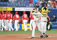 　８回の２失策で白星を逃し、スタンドにあいさつする矢野監督