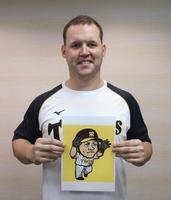 　“ハッピーハンズ”のイラストを持つ阪神　ジェリー・サンズ（阪神タイガース提供）