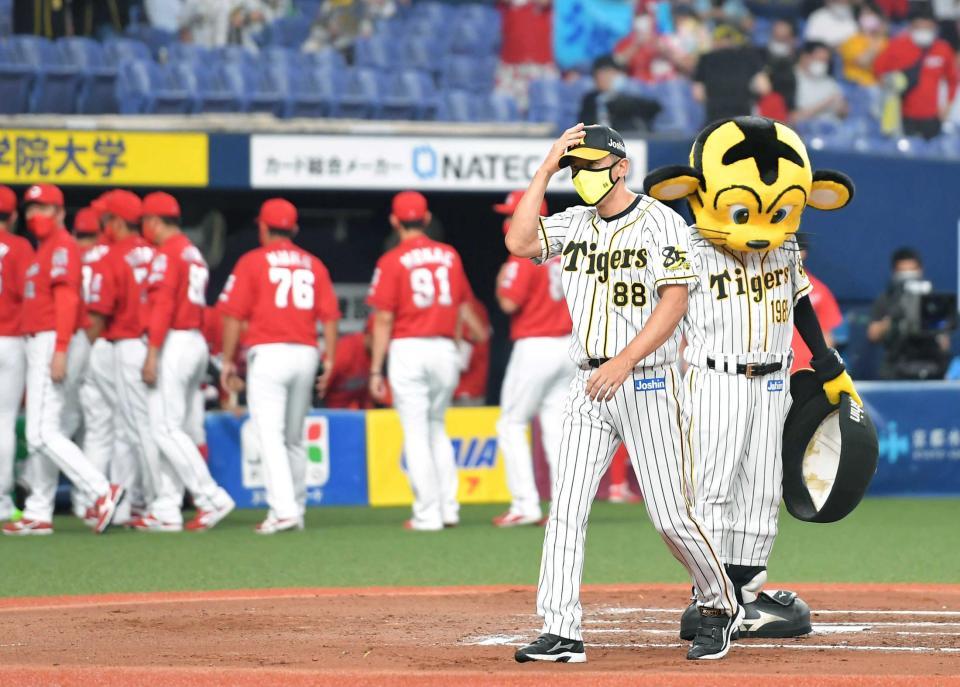 　８回の２失策で白星を逃し、スタンドにあいさつする矢野監督