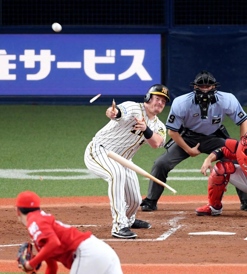 　１回、ボーアはバットを折りながらも右前に適時打を放つ