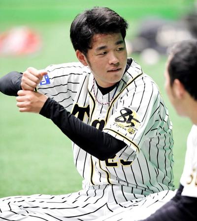 　ひと息入れる高橋は打撃の構えを見せる