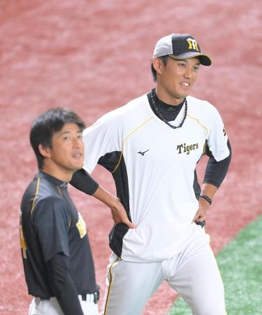 試合前に能見（手前）と話す阪神・藤浪＝東京ドーム（撮影・堀内翔）