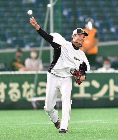 三塁でノックを受け、一塁へ送球する藤浪＝東京ドーム（撮影・西岡正）