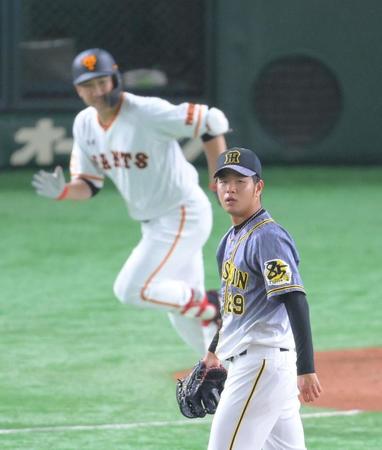 ３回、巨人・菅野を三ゴロに打ち取る阪神・高橋＝東京ドーム（撮影・堀内翔）