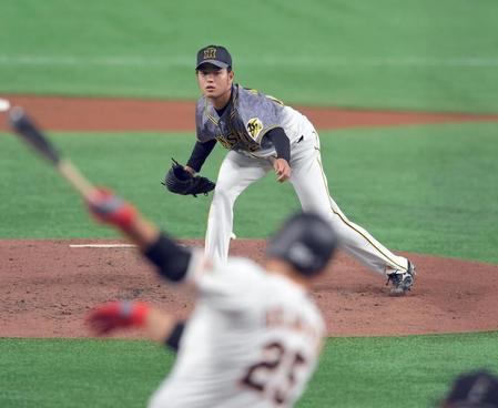 ２回、巨人・岡本（手前）を空振り三振に仕留める先発の阪神・高橋＝東京ドーム（撮影・田中太一）