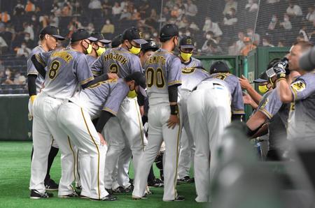 ４回の攻撃前、円陣を組むナイン＝東京ドーム（撮影・田中太一）