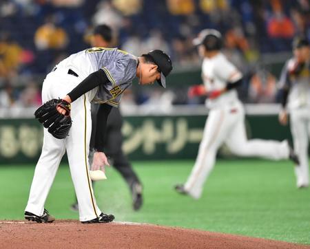 ４回、巨人・岡本（右）に先制ソロを浴びる阪神・高橋＝東京ドーム（撮影・西岡正）