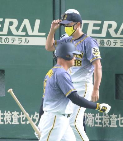 ８回、投手交代を告げる矢野監督。手前は見逃し三振に倒れた代打福留＝東京ドーム（撮影・堀内翔）