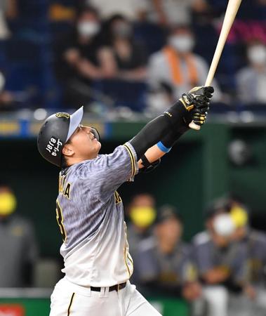 ９回、二飛を打ち上げ、天を仰ぐ大山＝東京ドーム（撮影・西岡正）