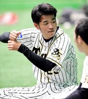 　ひと息入れる高橋は打撃の構えを見せる