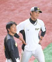 試合前に能見（手前）と話す阪神・藤浪＝東京ドーム（撮影・堀内翔）
