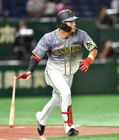 ２回、右越え二塁打を放つ阪神・木浪＝東京ドーム（撮影・西岡正）