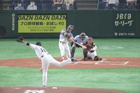 ２回、木浪が右中間に二塁打を放つ（投手は菅野）＝東京ドーム（撮影・堀内翔）